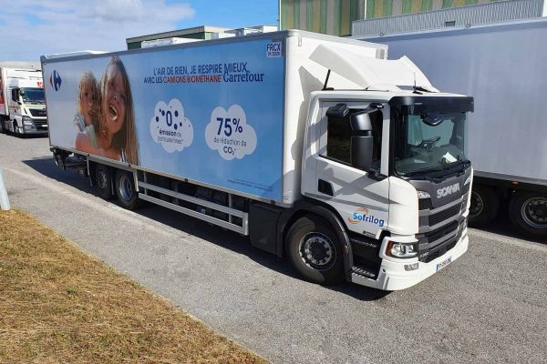 Photo d'un camion SOFRILOG partenaire Carrefour qui roule au biométhane